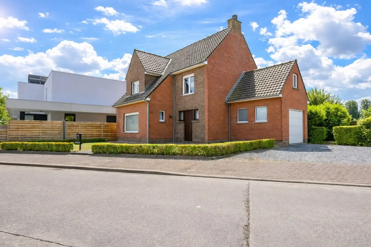 Alleenstaande woning in het centrum van Torhout! foto 2