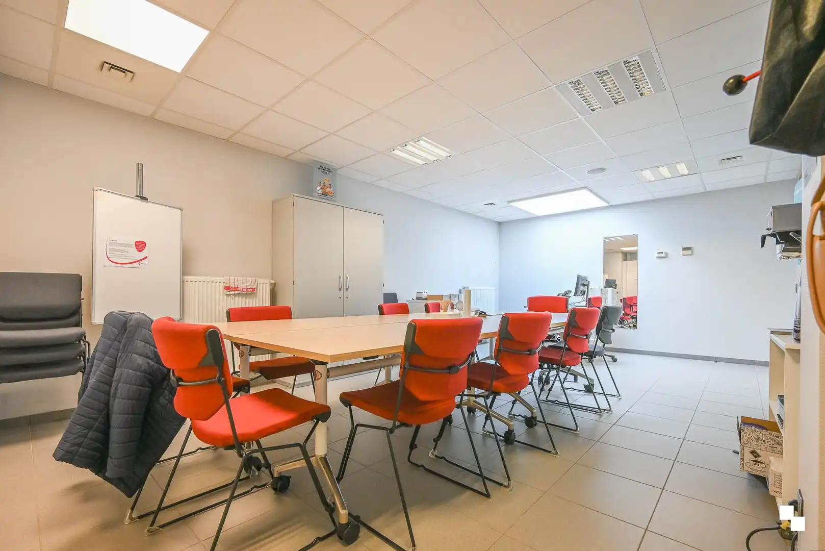 Deels ingerichte handelsruimte op toplocatie te Sint-Andries foto 19