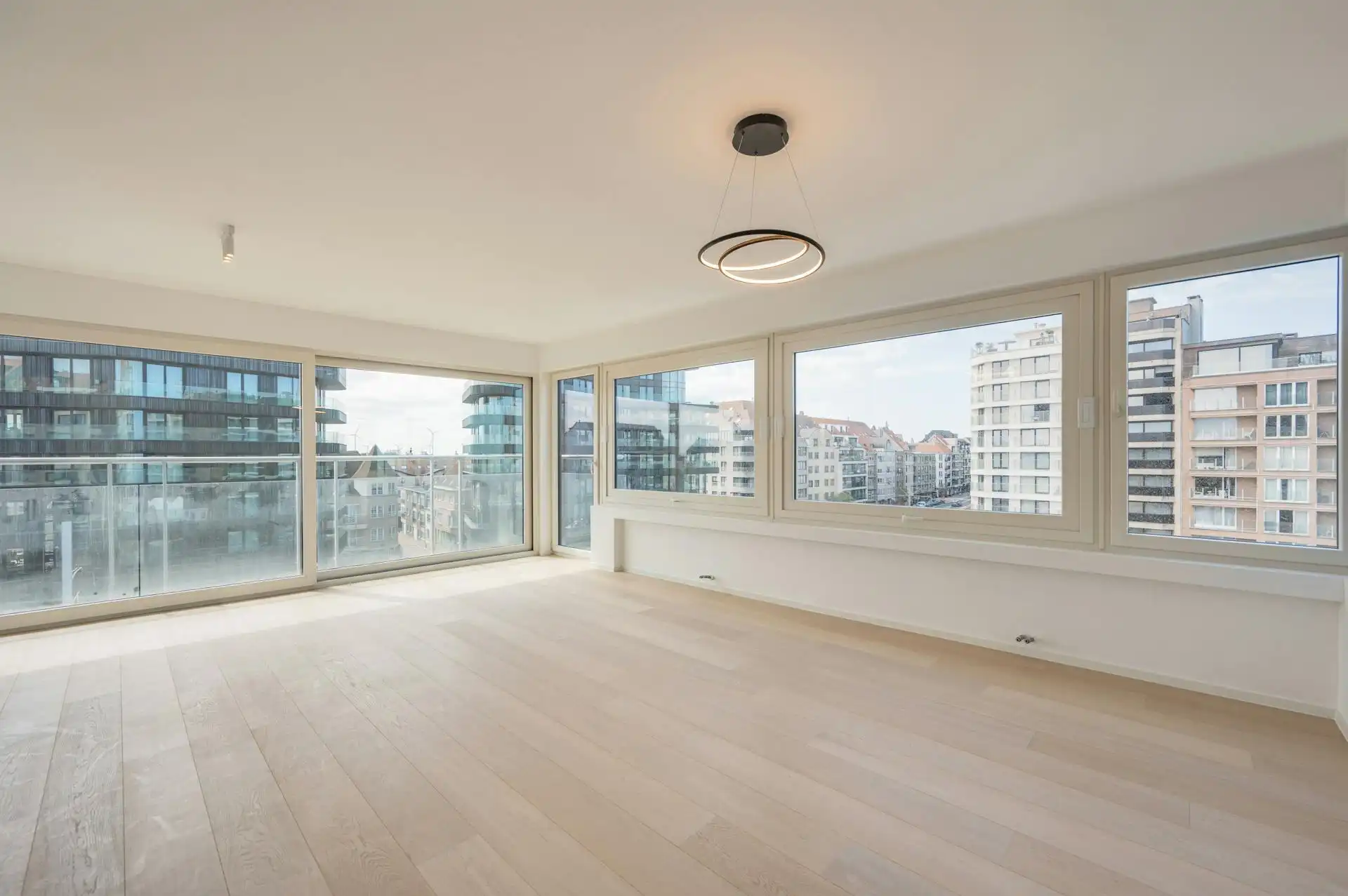 Gerenoveerd appartement met zeezicht te koop in Knokke-Heist foto 3
