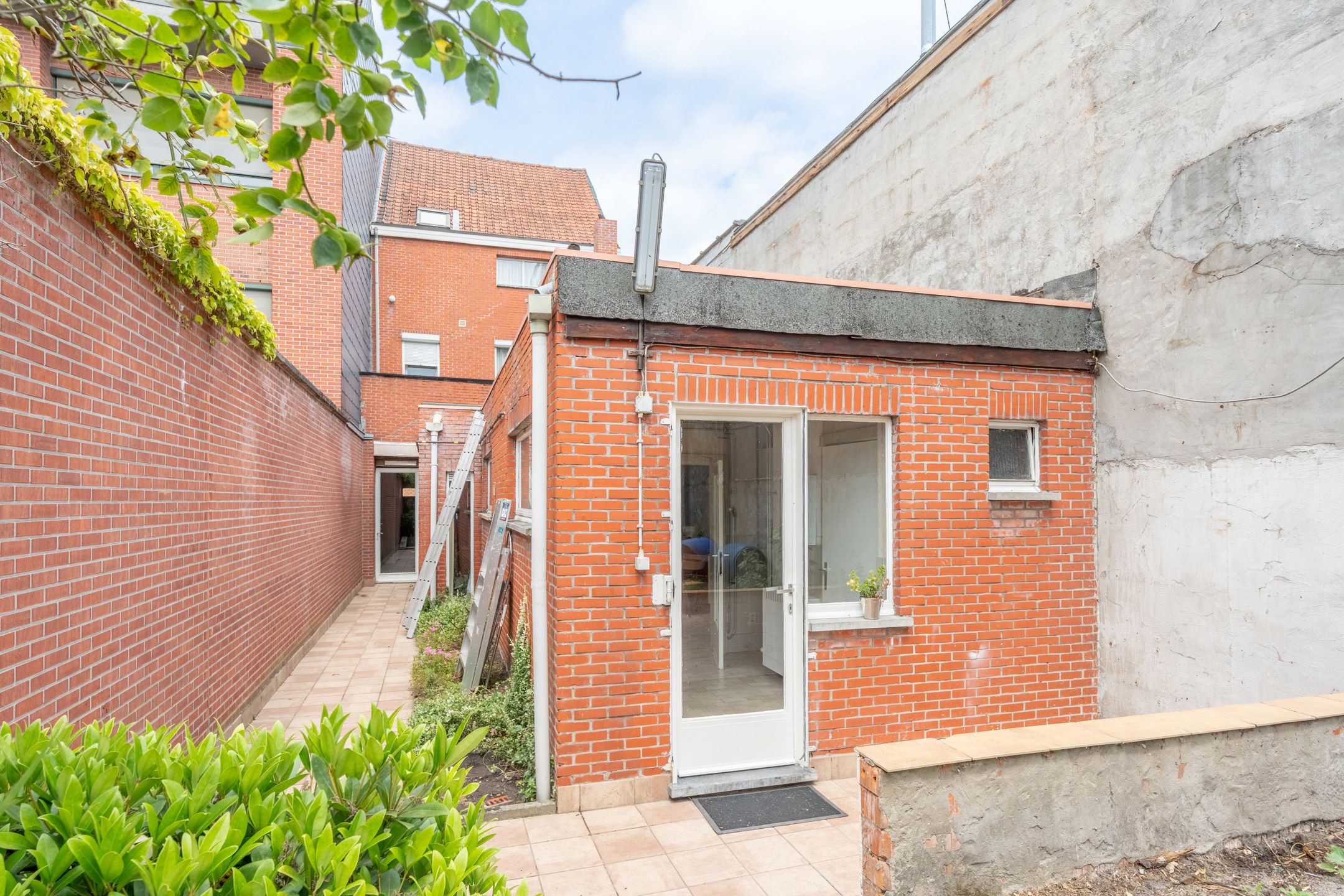 Te renoveren woning met toffe tuin en garage in het centrum foto 37