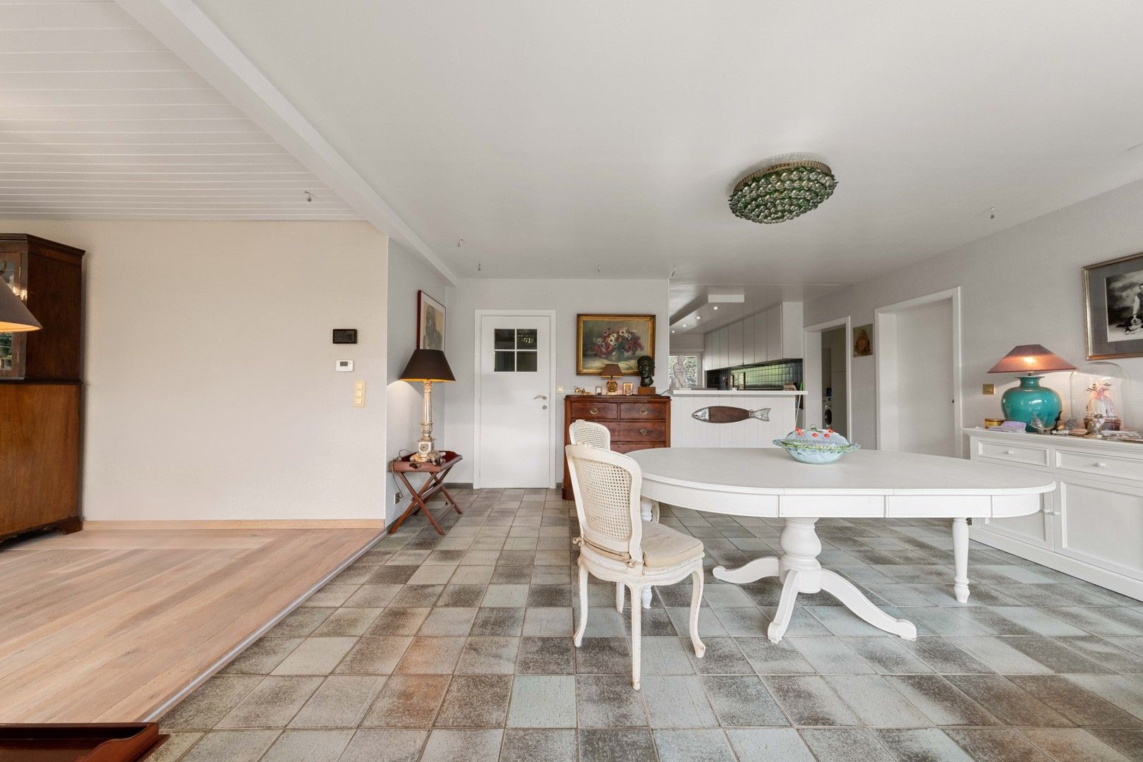 Instapklare bungalowvilla met zwembad en tijdloze architectuur. foto 10