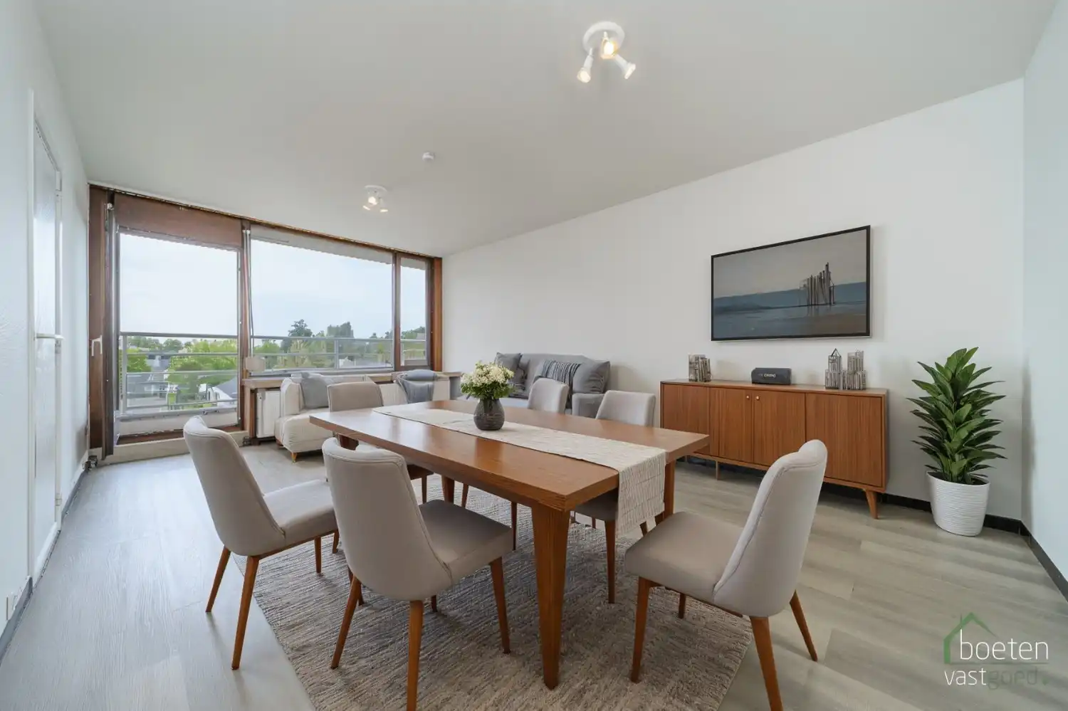 IEPER: Interessant 1 slaapkamer-appartement (4de verdiep) met alle basiscomfort op rustige doch vrij centrale ligging. foto {{pictureIndex}}