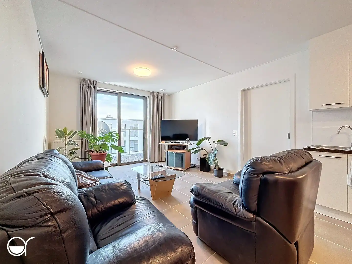 Assistentieflat met één slaapkamer en ruim terras foto 3