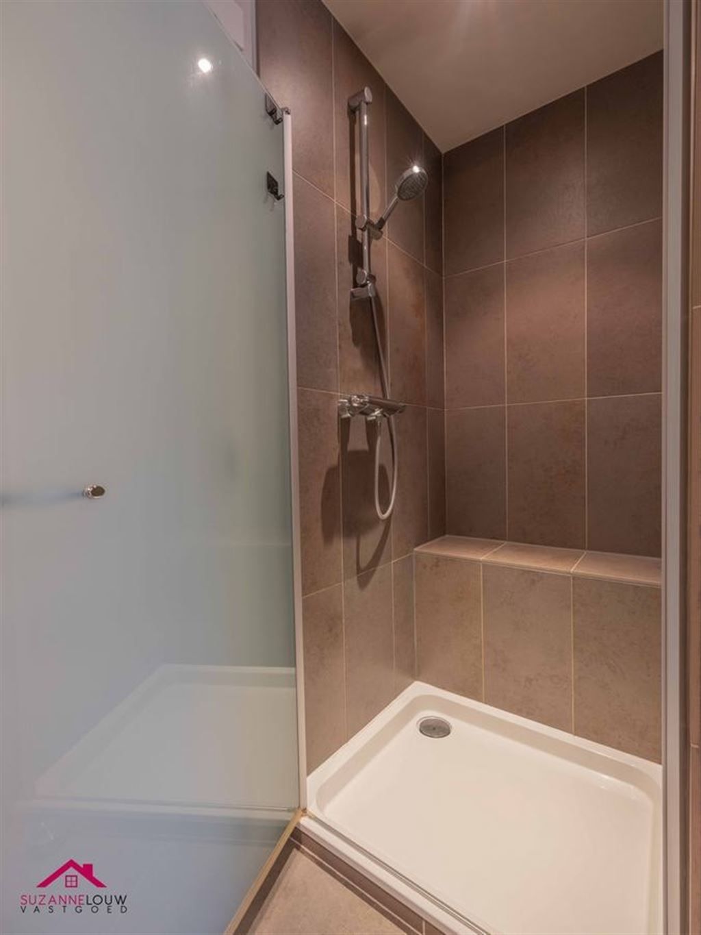 Instapklare ééngezinswoning in gesloten bebouwing foto 32