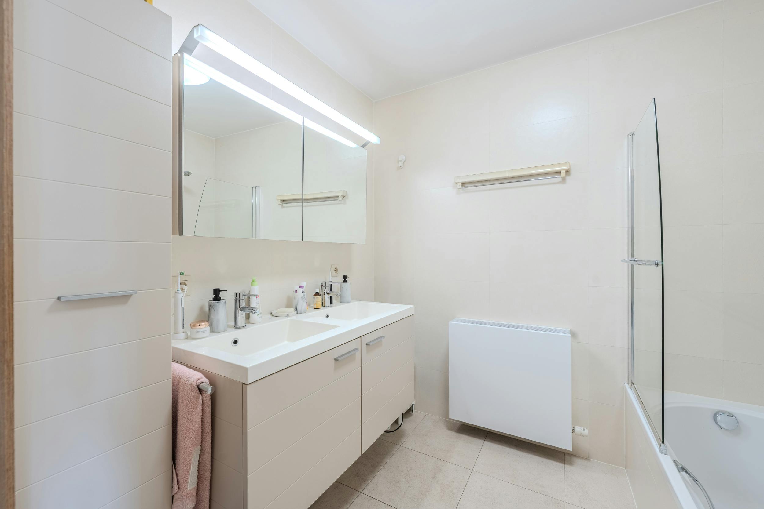 Instapklaar 2-slaapkamerappartement met terras in Oostende foto 25