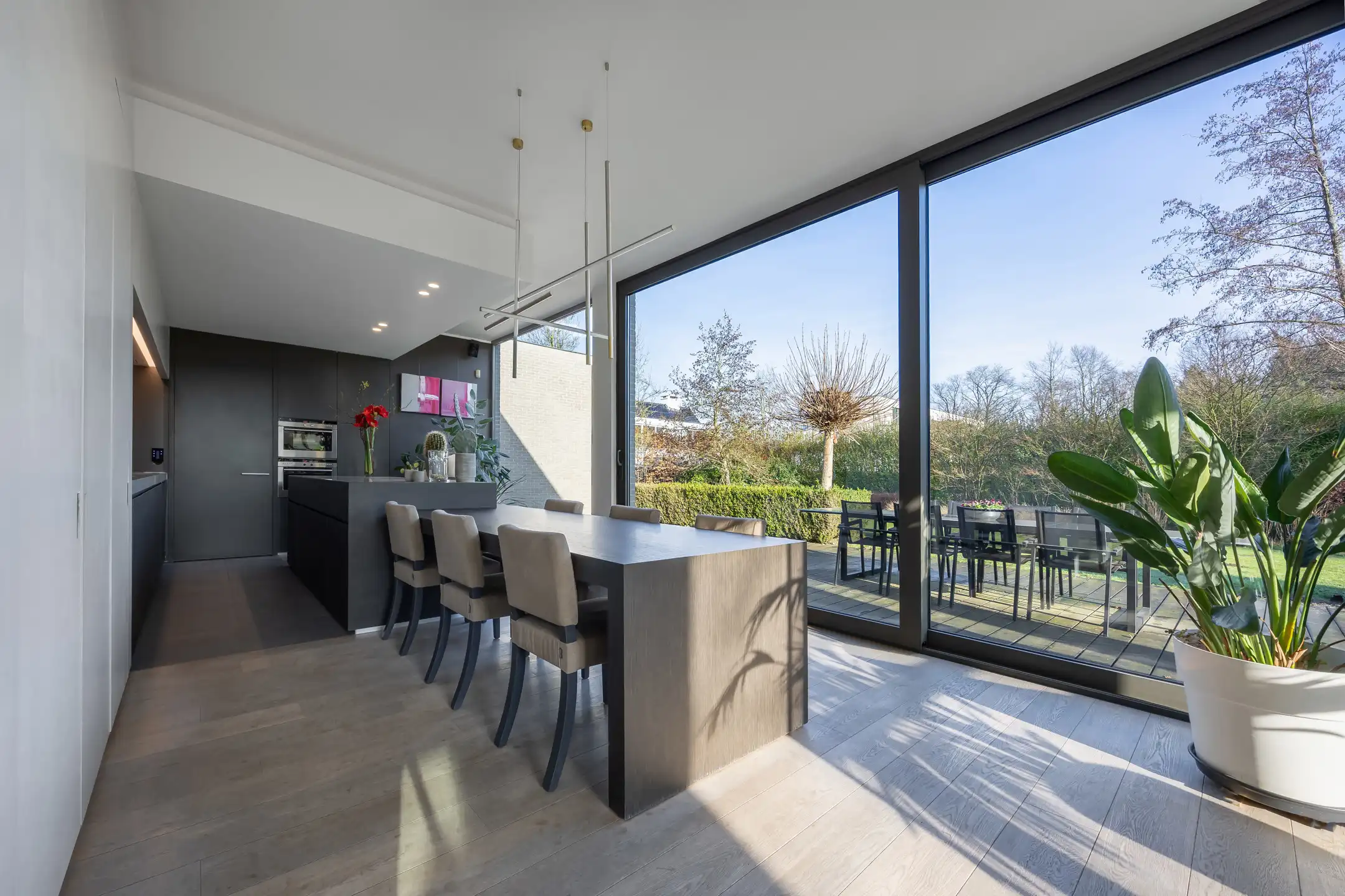 Luxueuze moderne villa met zwemvijver en prachtig poolhouse foto 16