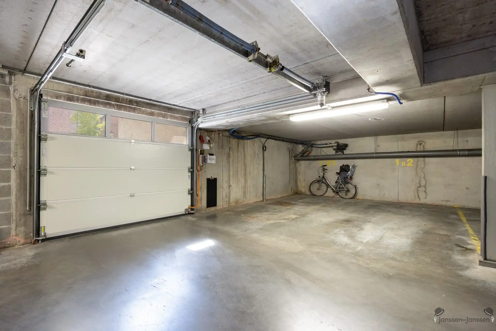 dakappartement met 3 slpkmrs, terras & parkeerplaats foto 16
