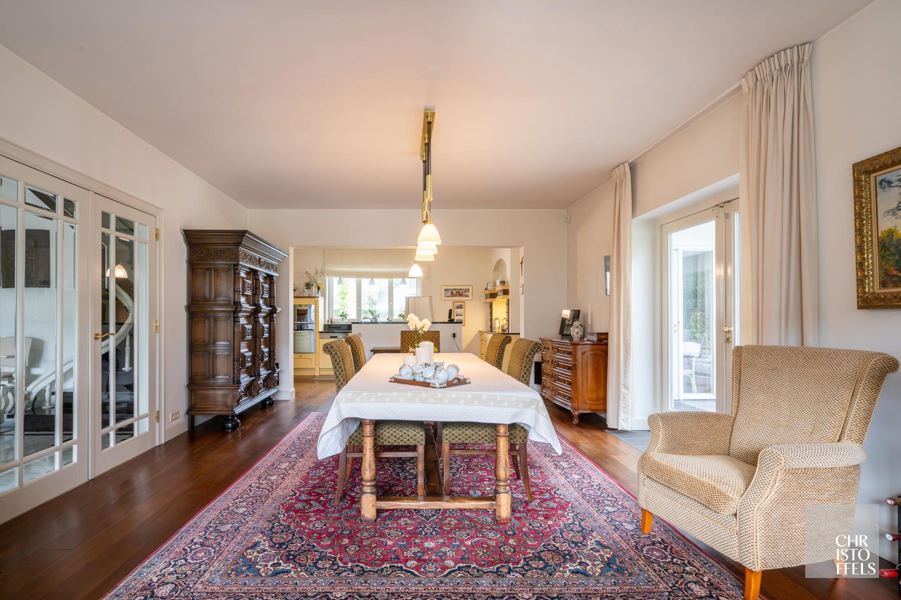 Villa met binnenzwembad gelegen in een geliefde villawijk op een perceel van 1.827m² foto 4