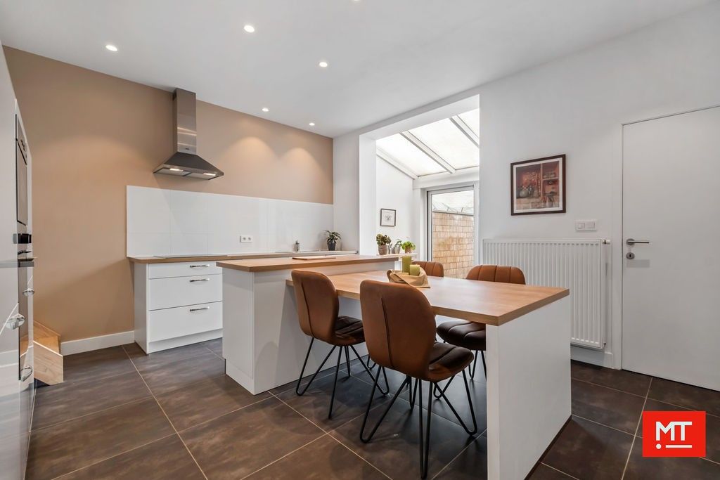 Gerenoveerde woning (2016) met 2 slaapkamers en Zuidgerichte stadstuin in het centrum van Ieper foto {{pictureIndex}}