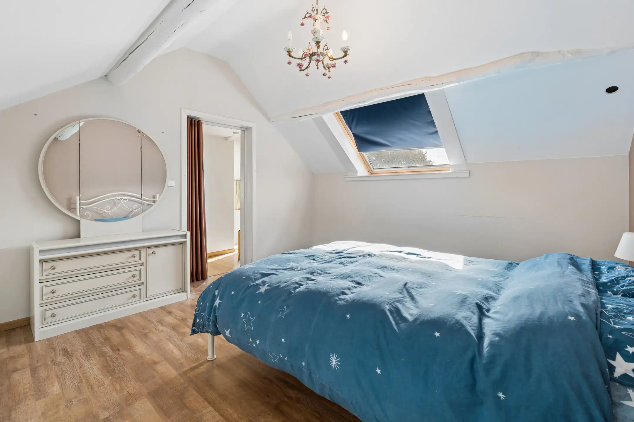 Charmante 3-gevelwoning met garage en tuin foto 14