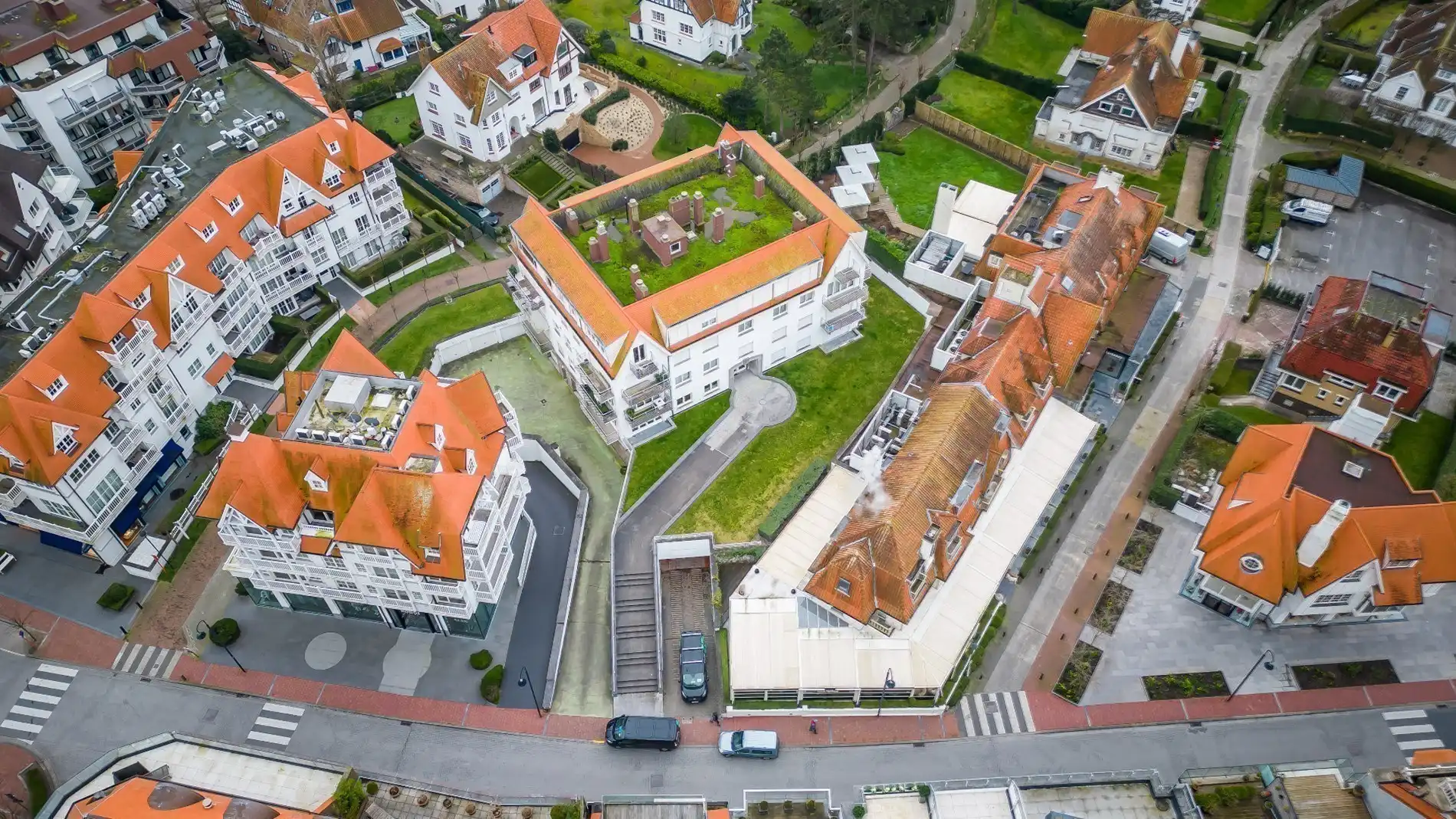 Ruime garagebox op het gelijkvloers centraal gelegen op de Kustlaan tussen het Driehoeksplein & het Albertplein. foto 5