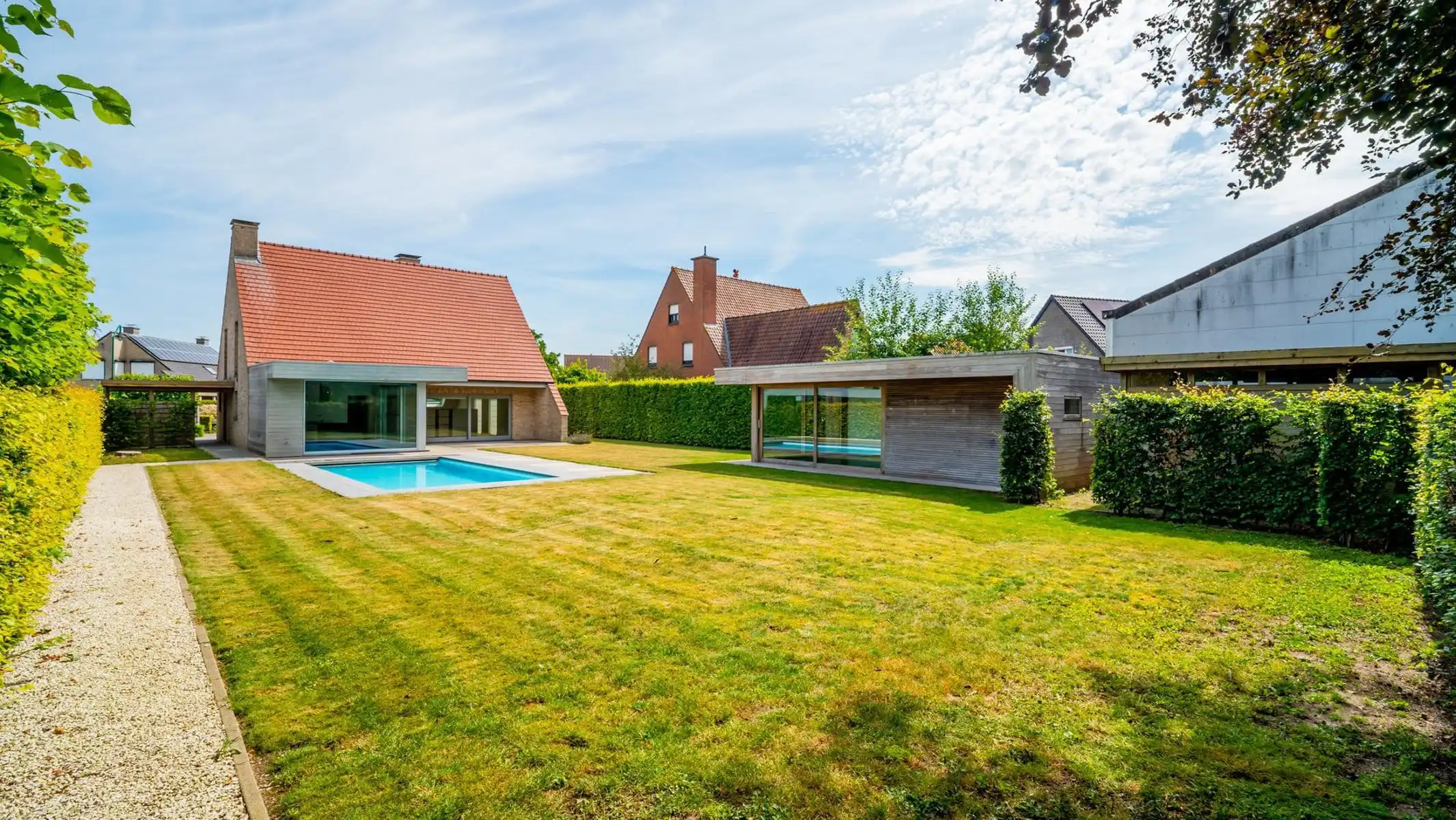Knappe villa met zuidgerichte tuin, zwembad en poolhouse foto {{pictureIndex}}