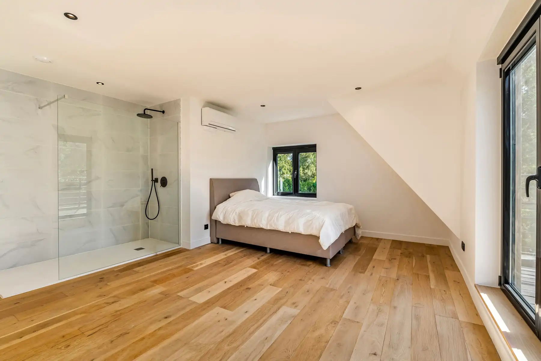 Gerenoveerde villa in een groene omgeving nabij alle invalswegen foto 16