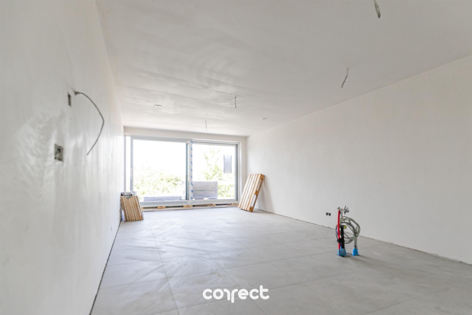 Op een uitzonderlijke locatie te Zedelgem, op wandelafstand van de bruisende dorpskern met winkels, openbaar vervoer en scholen, vinden we het kleinschalig nieuwbouwproject ‘De Gouden Vleugel’ terug. foto 2