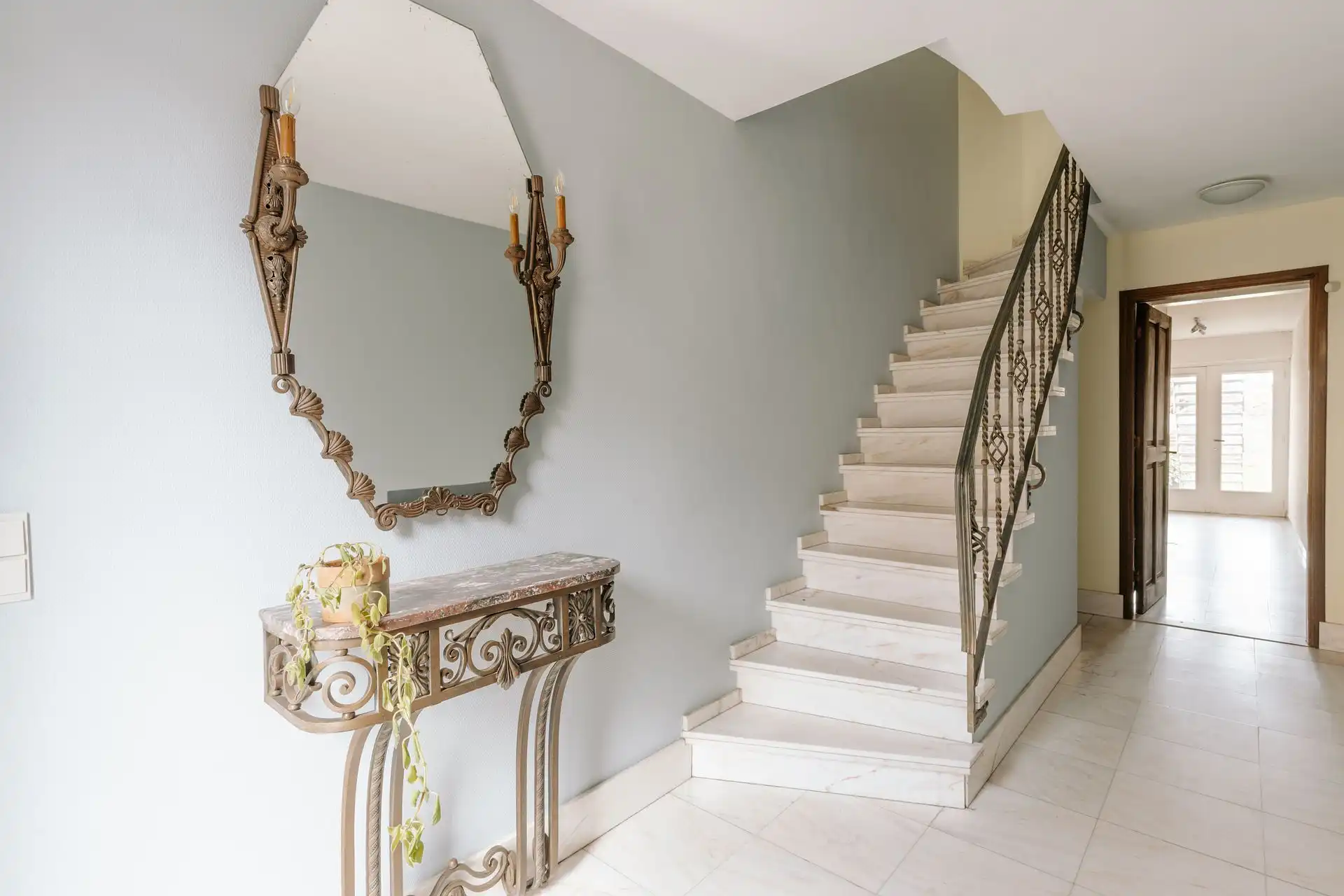 Karaktervolle bel-étage met grote tuin foto 5