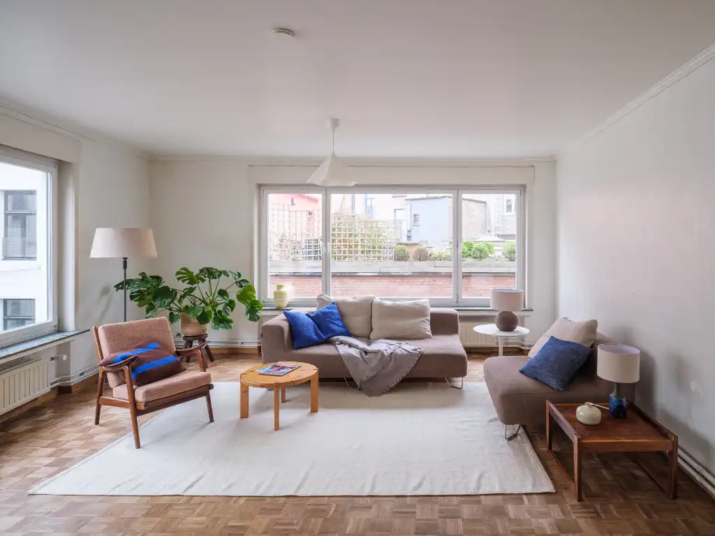 Hoofdfoto van de publicatie: Lichtrijk 2-slpk hoekappartement nabij de Coupure in centrum Gent.