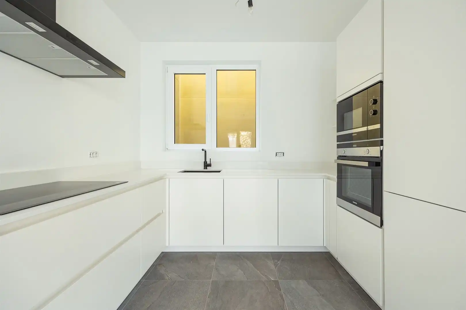 Ruim en licht 2-slaapkamerappartement met dakterras foto 7