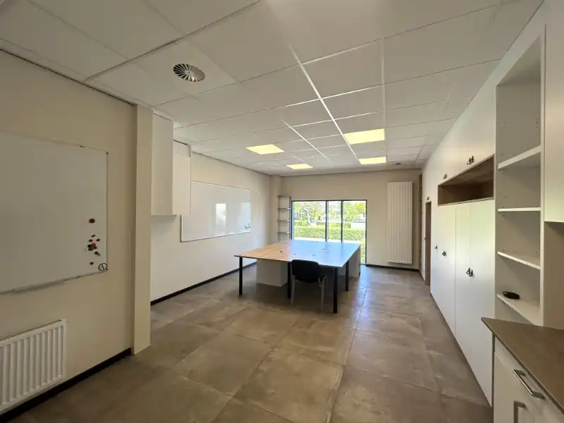 Instapklare KMO-unit met kantoren (±355 m²) op topligging foto 8