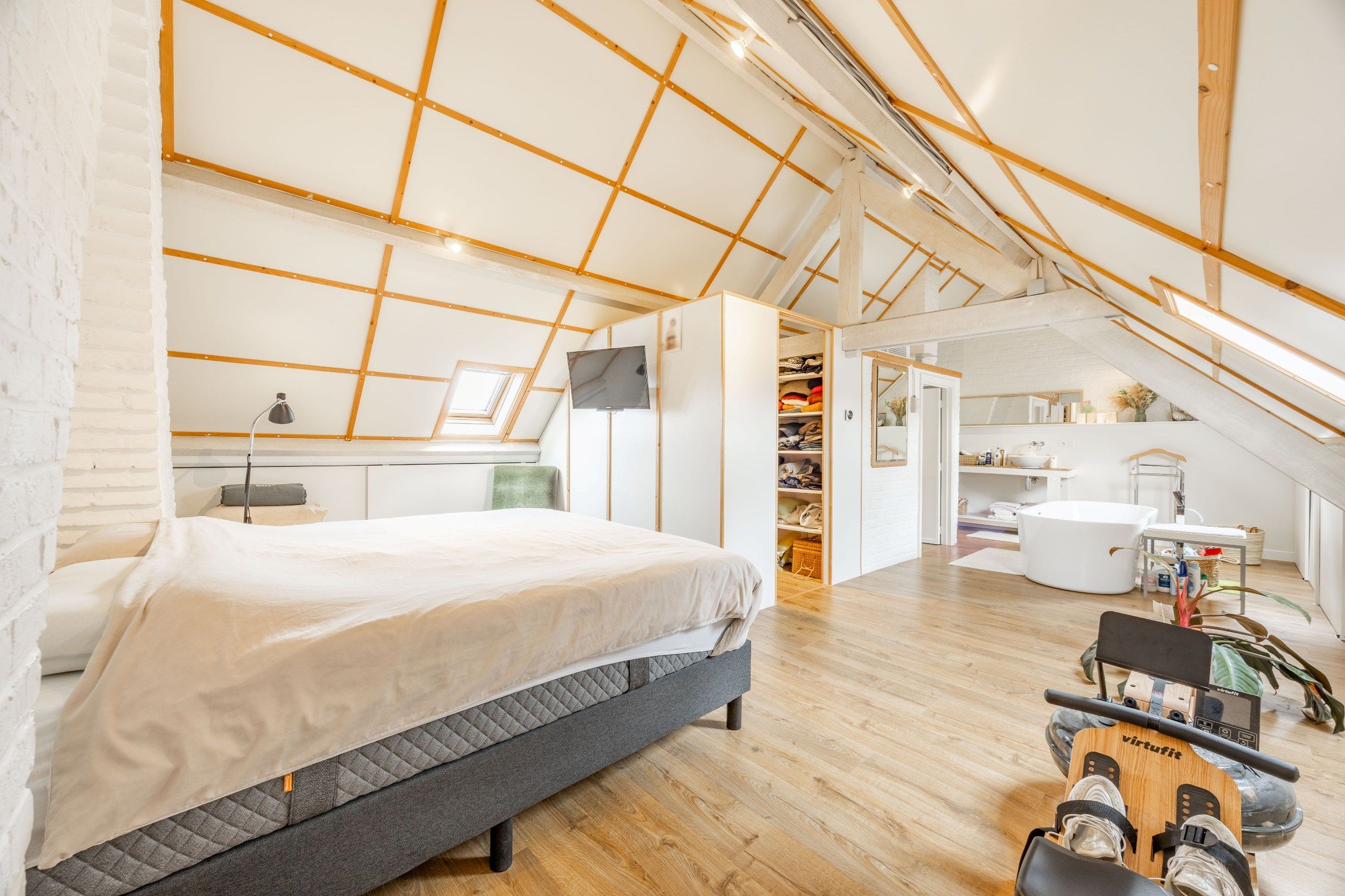Gerenoveerde woning met garage foto 29