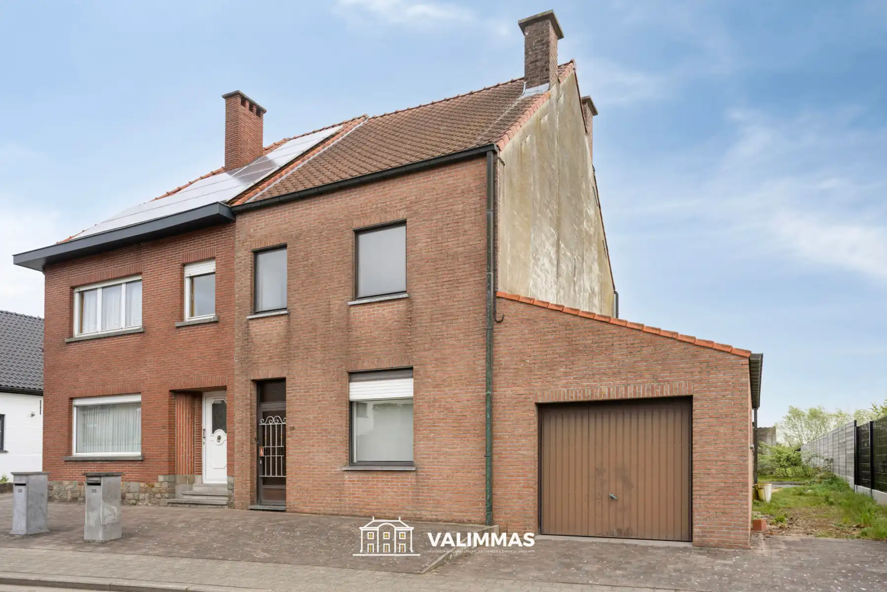Een driegevelwoning met garage en grote tuin, op ± 26 are ! foto 2