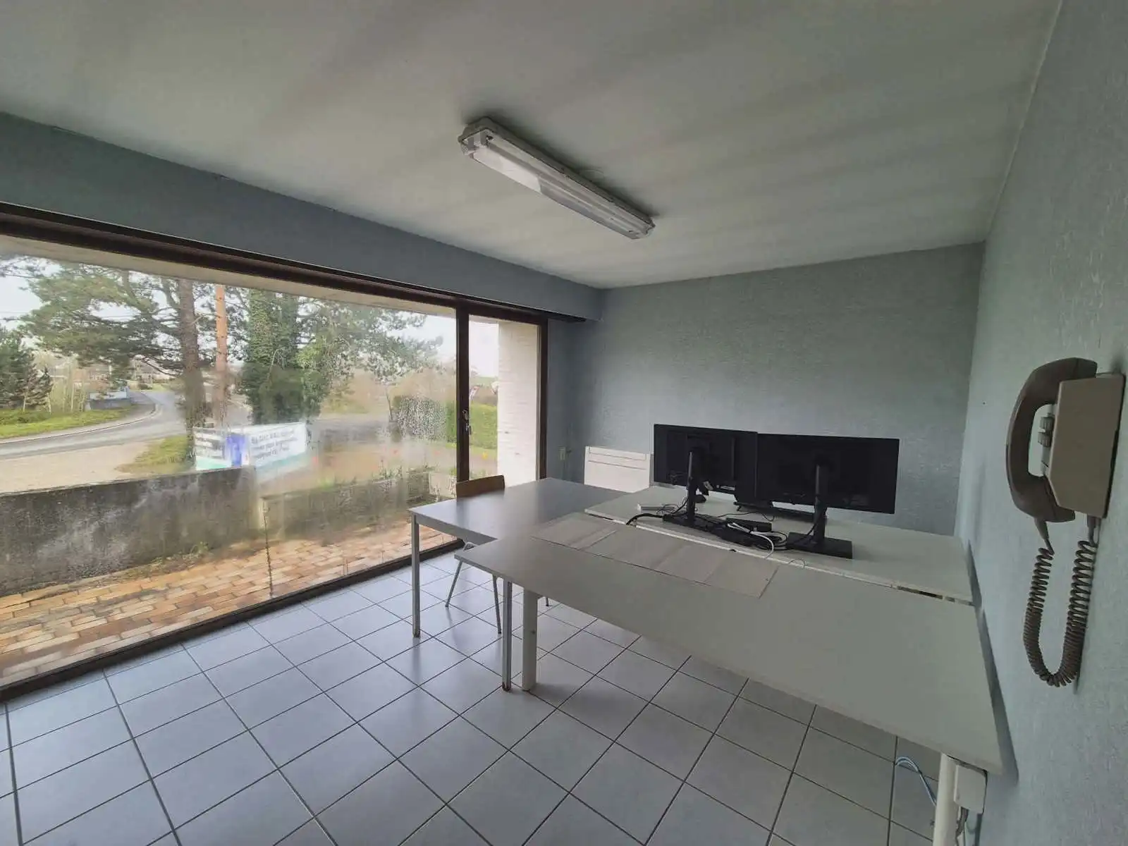 Kantoorgebouw met meerdere bureaus en extra opslagruimte foto 8