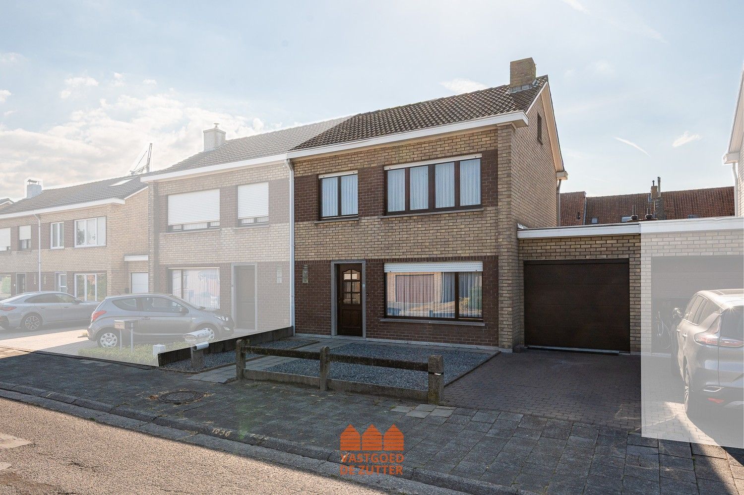 Ruime gezinswoning in rustige woonwijk te Eeklo foto {{pictureIndex}}