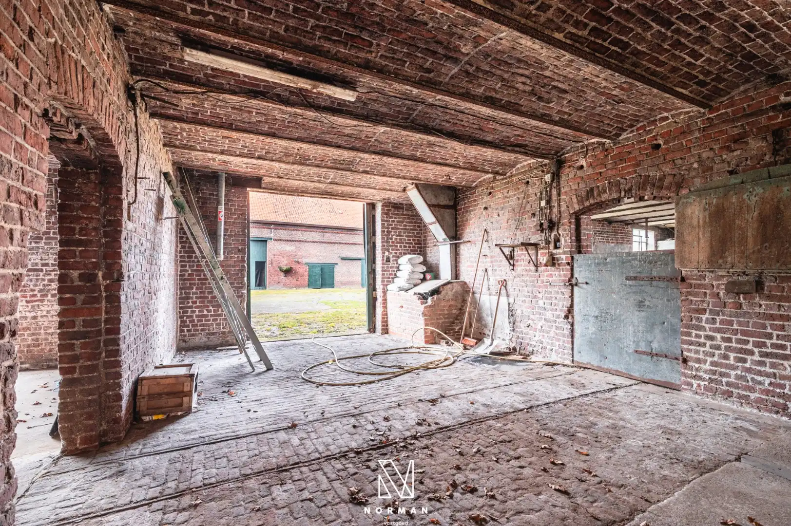 Unieke erfgoedhoeve op 33400 m² met dreef, bijgebouwen en landelijke vergezichten foto 25