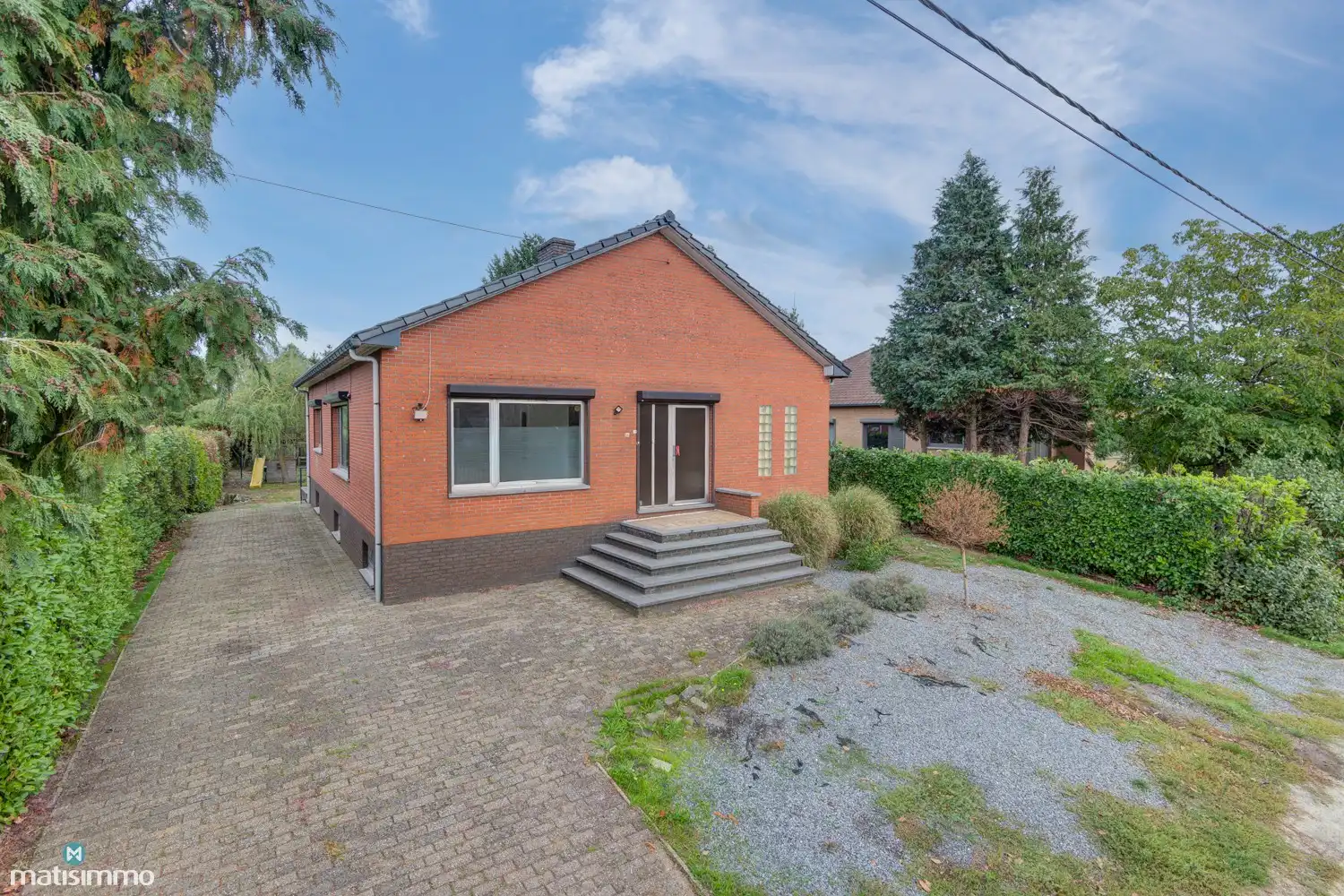 RUIME, GELIJKVLOERSE WONING (VOLLEDIG ONDERKELDERD), MET GARAGE EN TUIN NABIJ CENTRUM GENK foto 3