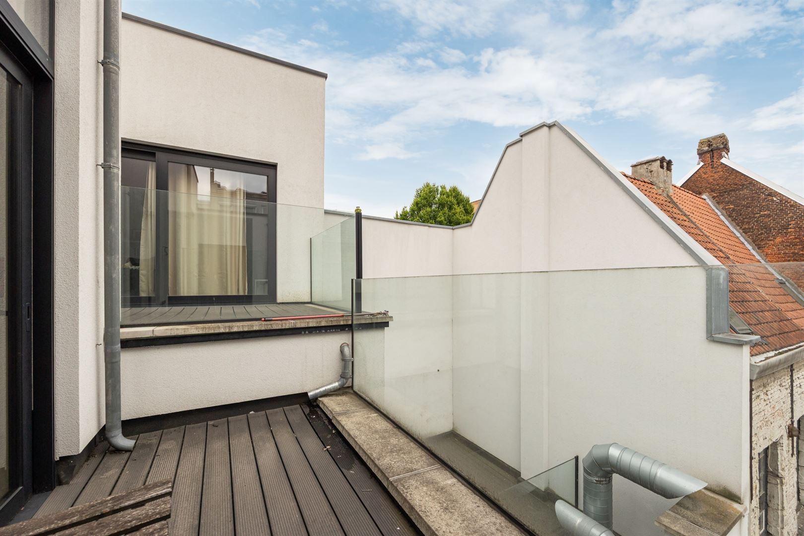 Gerenoveerd appartement met gezellig terras en één slaapkamer foto 8