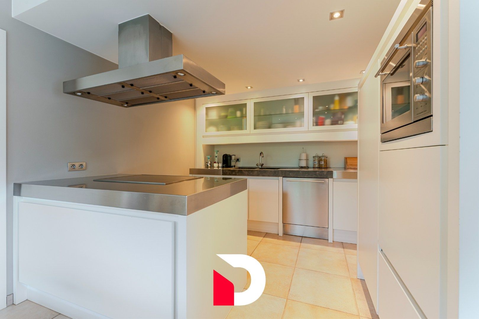 Vrijstaande woning met zwembad op een beheersbaar perceel met 4 slk.'ers  in kindvriendelijke woonwijk. foto 8