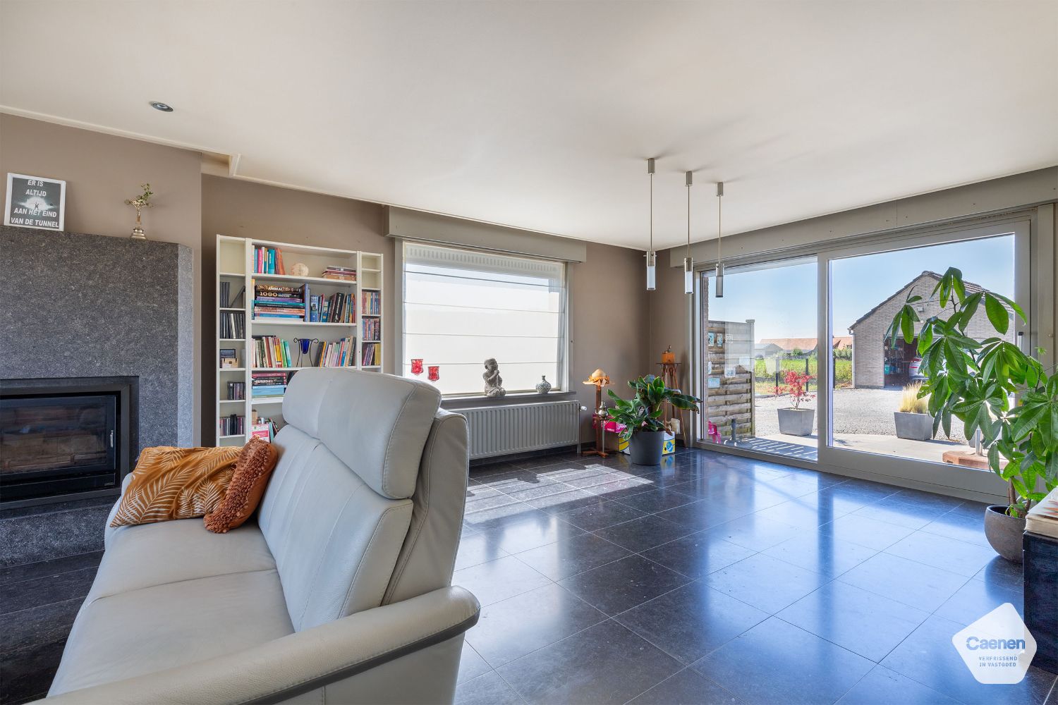 VRIJSTAANDE TE RENOVEREN STEVIGE WONING op een mooi perceel  van 1210 m²  met 3 slaapkamers , GARAGE EN BIJGEBOUW foto 2