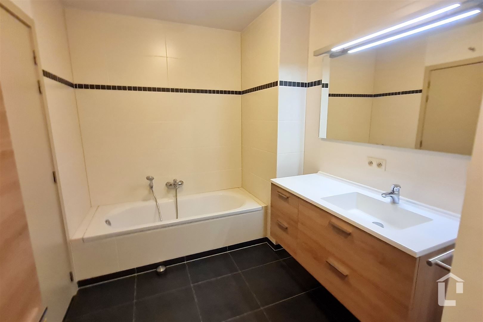 Ruim gelijkvloers appartement met eigen tuin foto 9