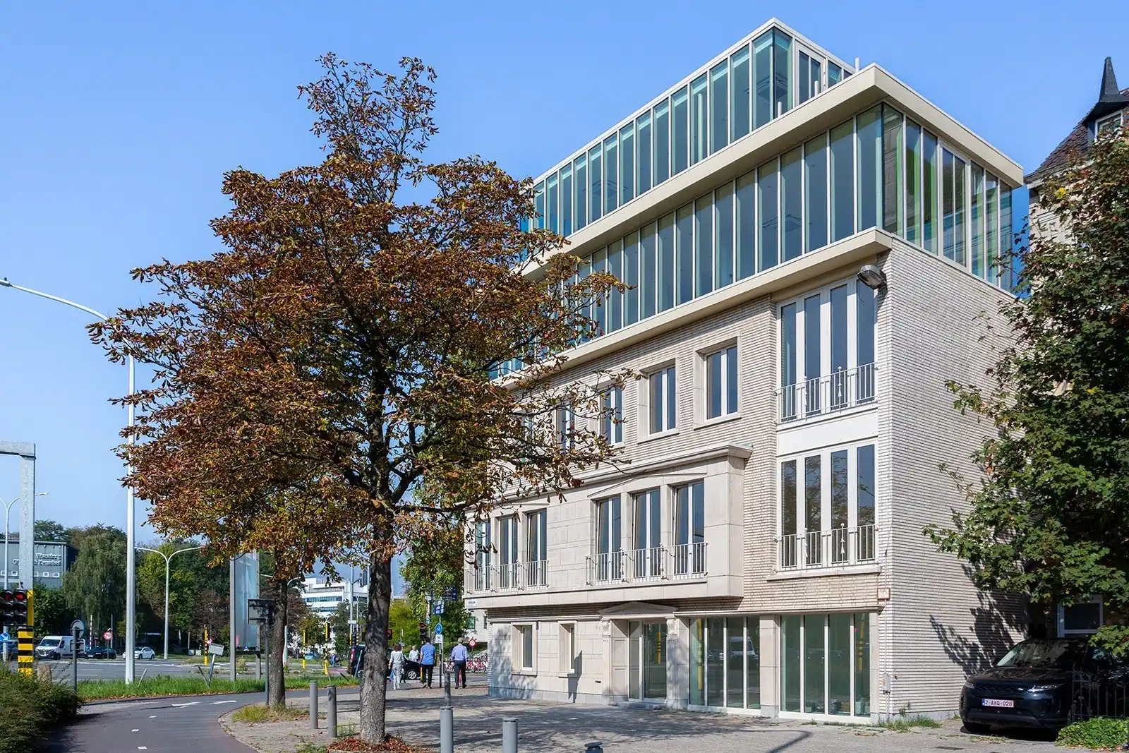 Architecturaal kantoorgebouw op absolute zicht locatie!  foto 2