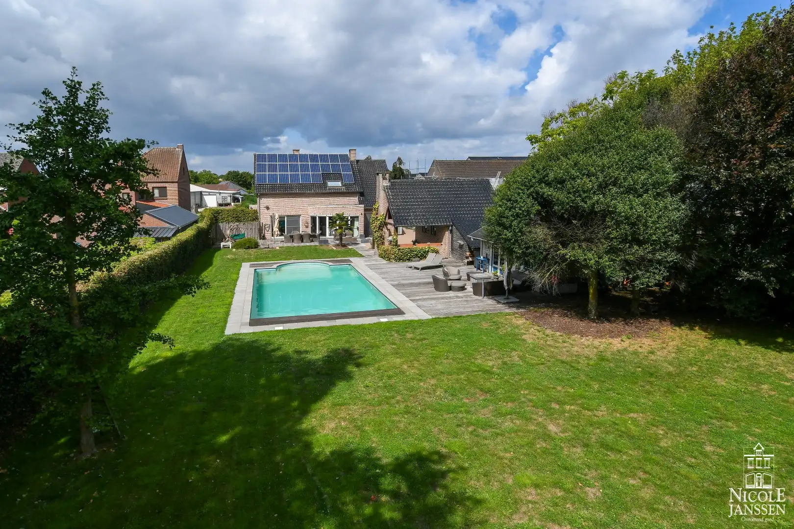 Instapklare gezinswoning met vier slaapkamers en zwembad foto 26