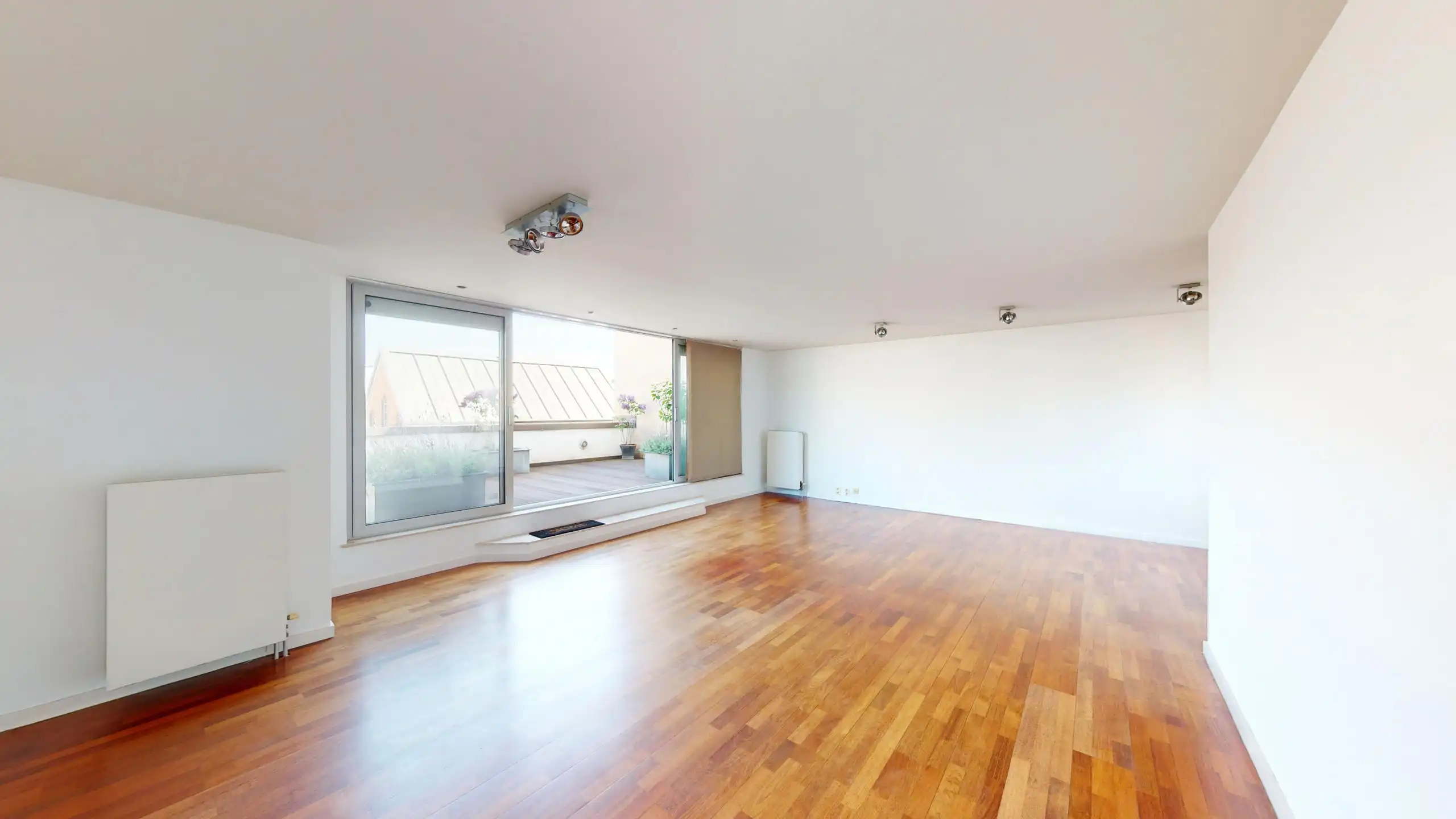 Duplex tweeslaapkamer appartement met groot terras.  foto 2
