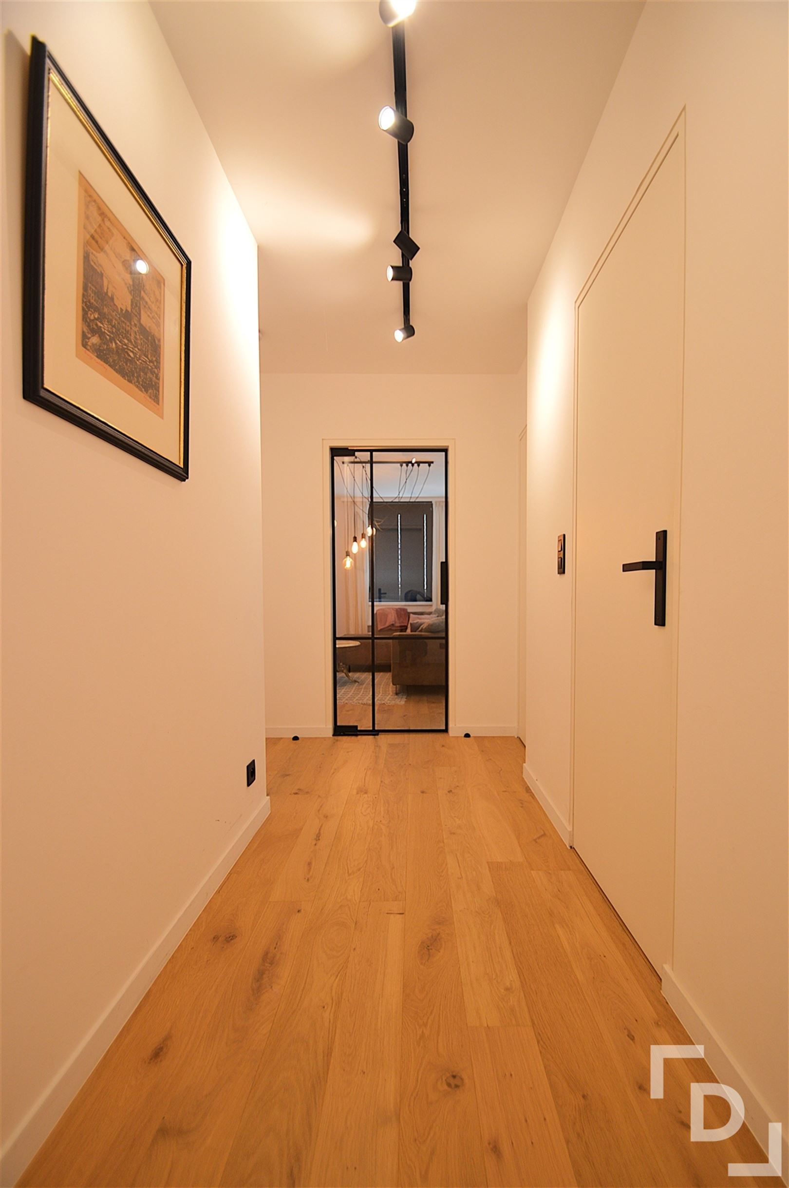 Prachtig gerenoveerd appartement met garage te huur op centrale locatie te Ieper foto 8