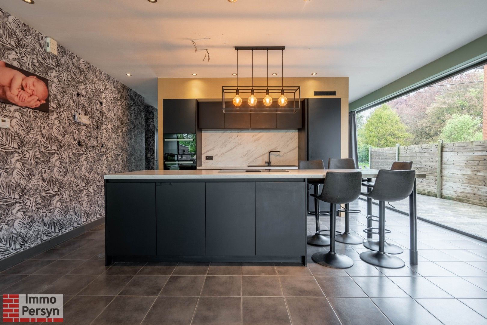 Prachtige HOB (2012) met 6 Slaapkamers, 2 Badkamers, Zwembad en Vrijstaande Garage foto 3