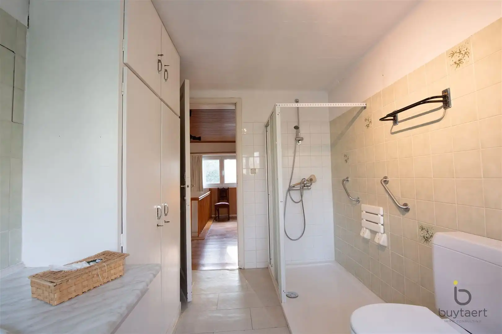 Veel renovatiepotentieel in ruime rustig gelegen familiewoning midden in het groen! foto 32