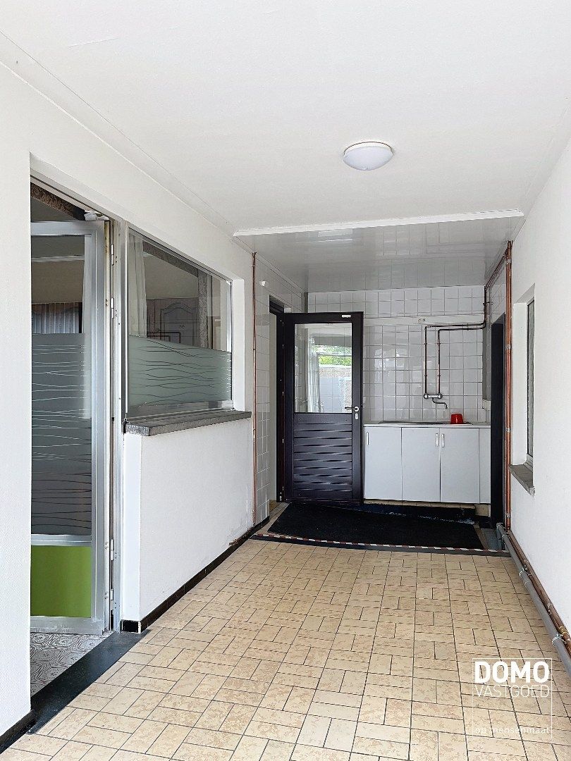 Commercieel gelegen handelspand met inclusief bovenliggend appartement te Kermt. foto 26