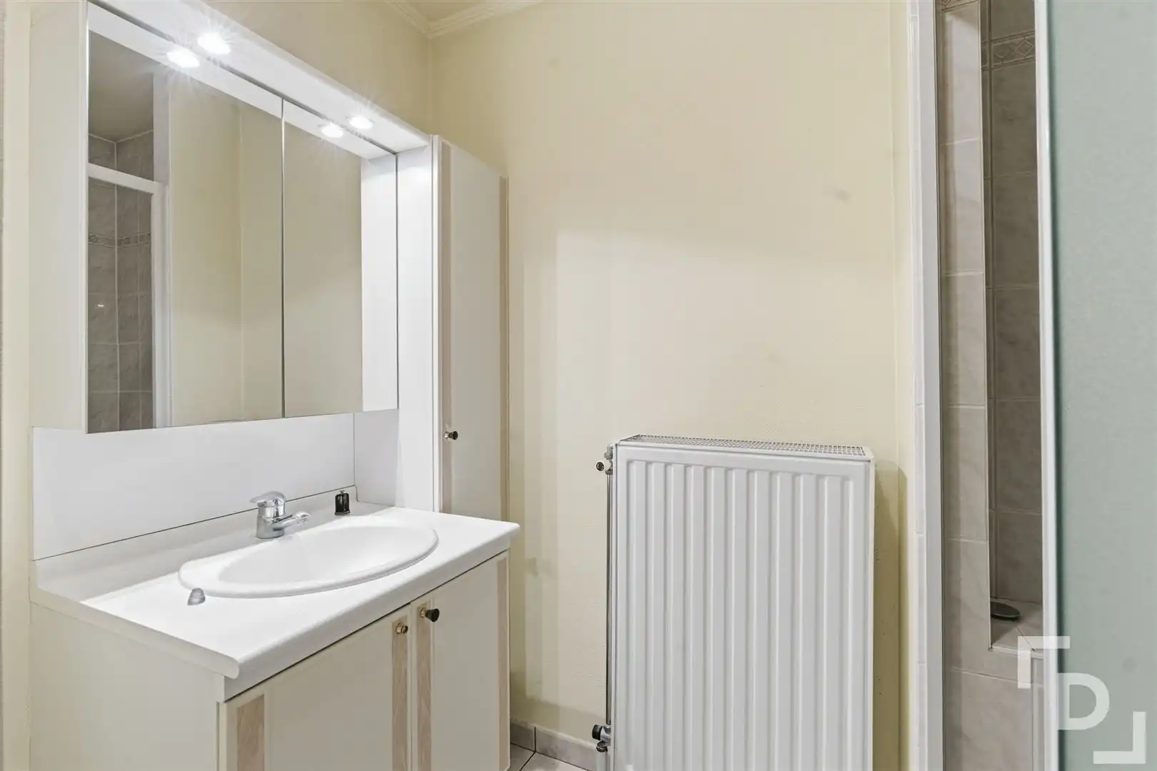 Appartement met 2 slaapkamers en garage te koop in centrum Poperinge. foto 12