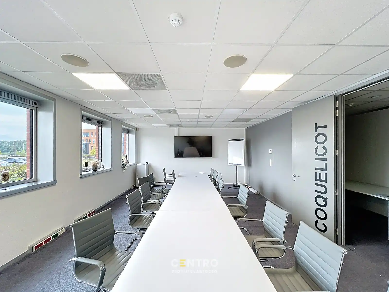 Instapklare KANTOORRUIMTE (± 700 m²) - ALL-IN formule (huur, verbruik, randaccomodatie, etc.) te IEPER. foto 8