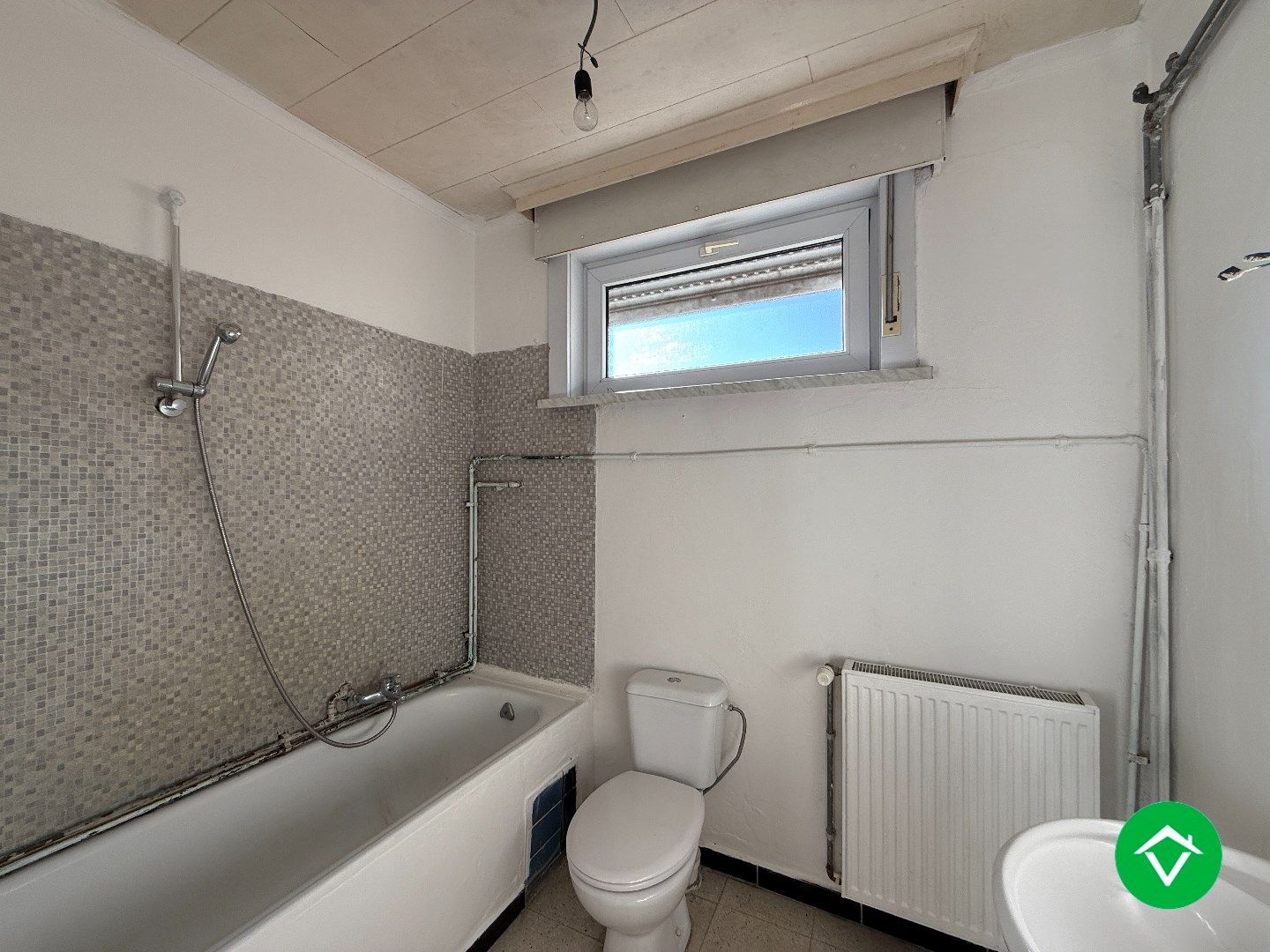 Instapklare rijwoning met 2 slaapkamers, zolder en koer in centrum Roeselare foto 9