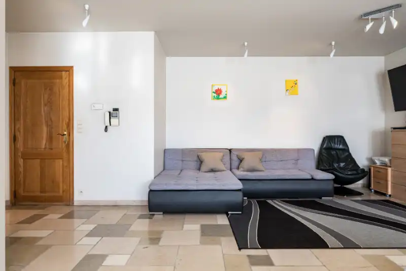 --- NIEUW --- Gunstig gelegen lichtrijk appartement met 2 slaapkamers + garagebox. foto 2