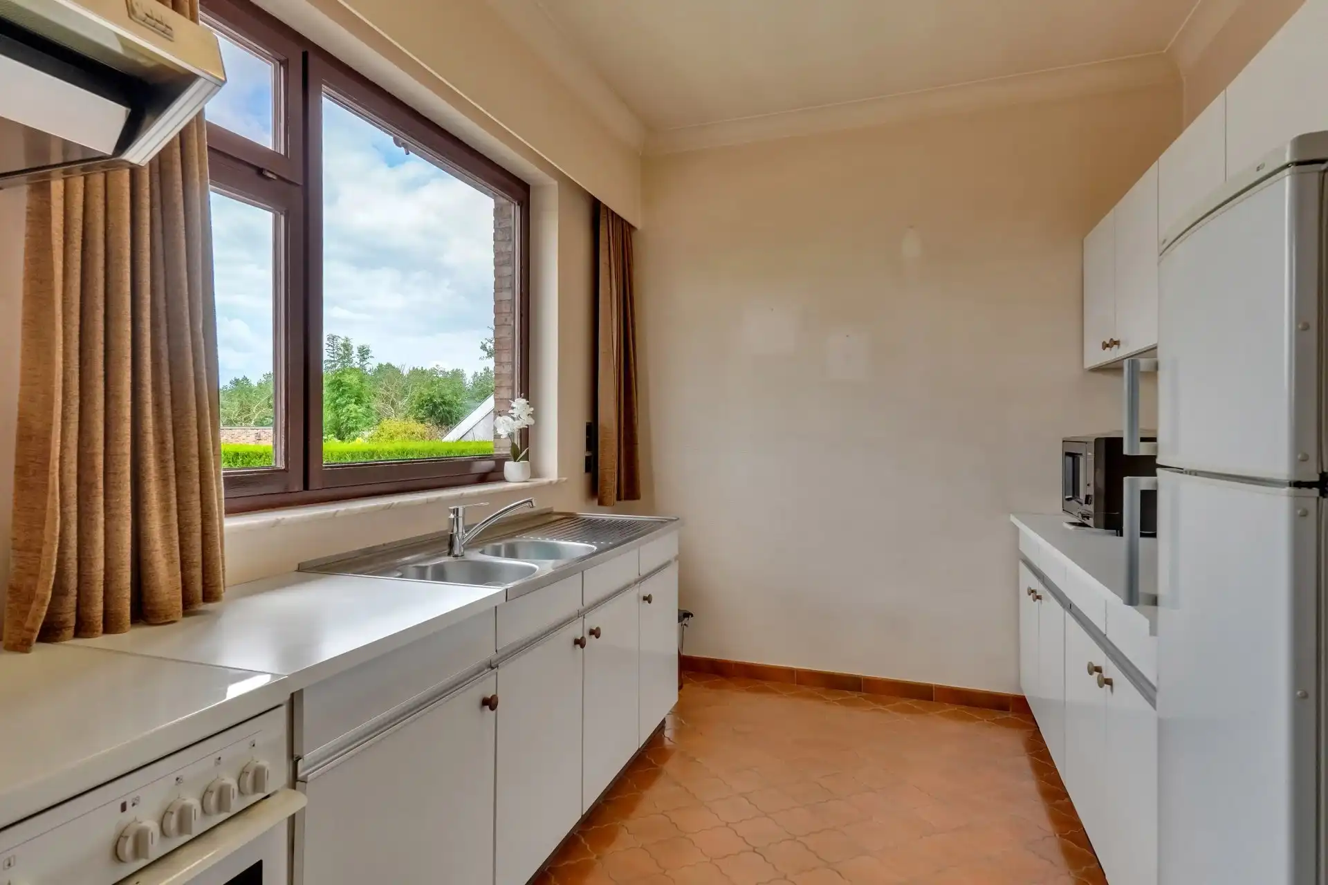 Vrijstaande woning met 4 slaapkamers en magazijn foto 8
