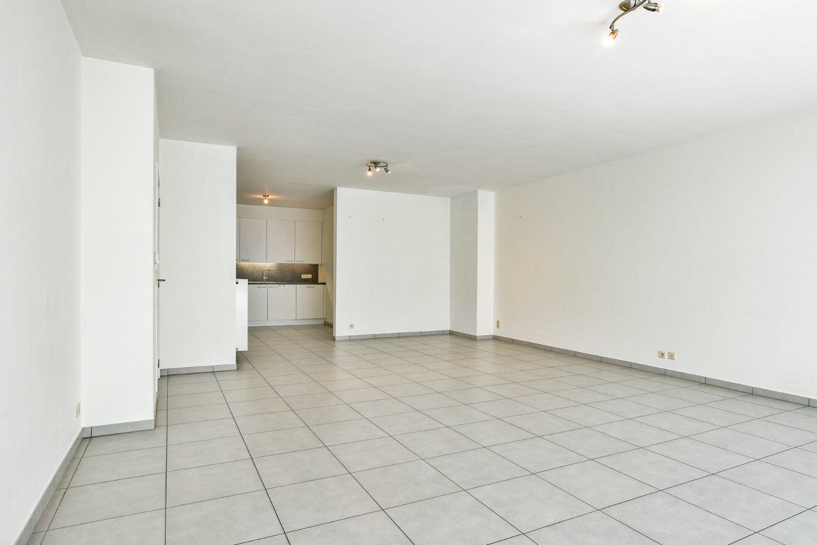 Ruim gelijkvloers appartement (118 m²) in hartje Jabbeke! foto 2