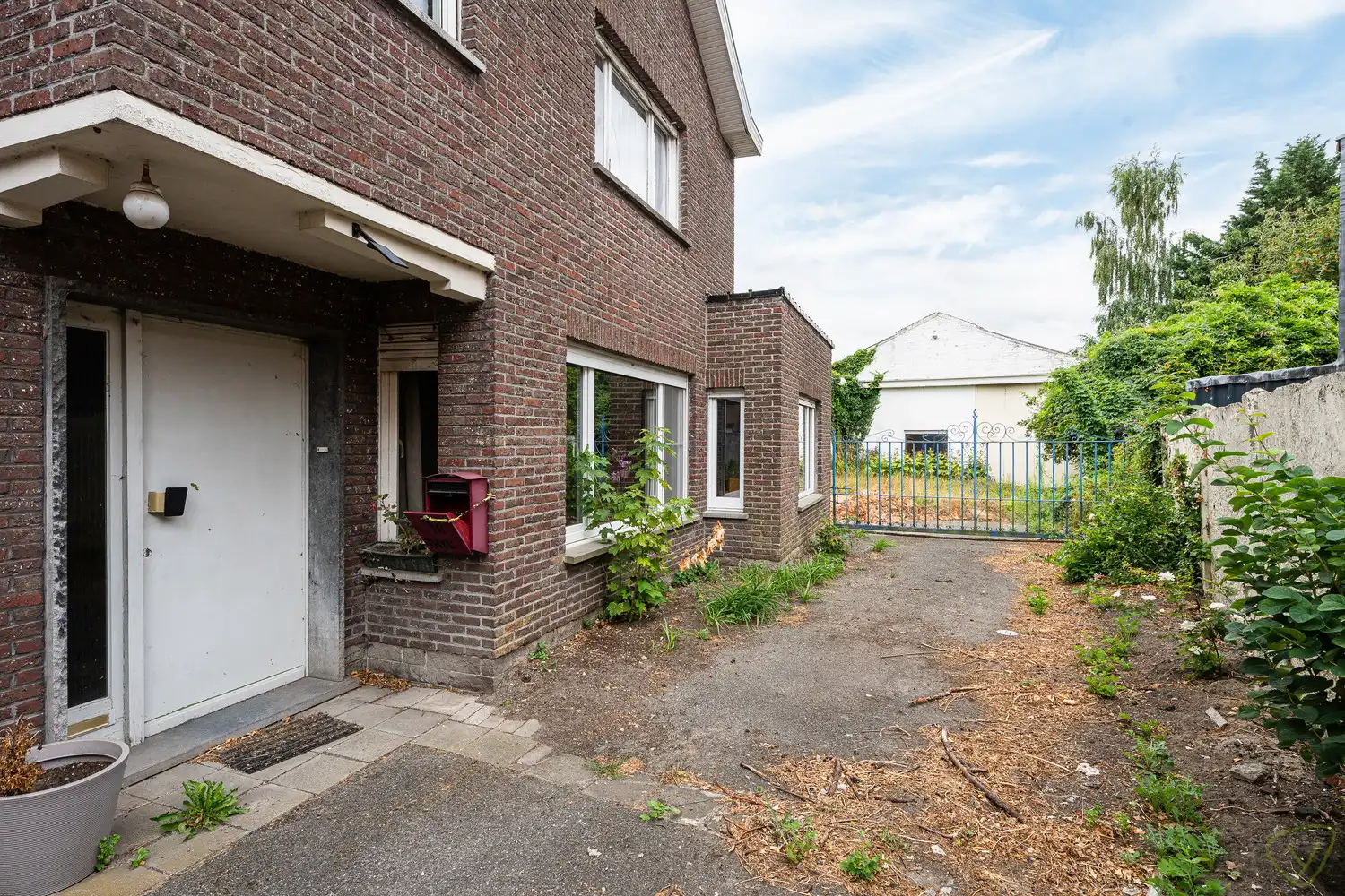 Ruime gezinswoning te koop in Eeklo met 3 slaapkamers met een ruime loods achteraan, die perfect voor een combinatie van comfortabel wonen en werken kan zijn. foto 2