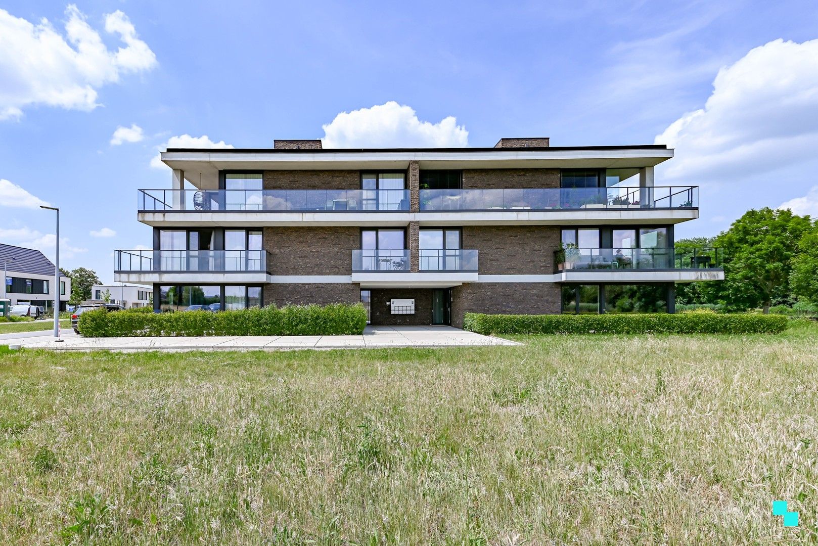 Bijna energieneutraal hoekapppartement aan kanaal Roeselare-Leie foto {{pictureIndex}}