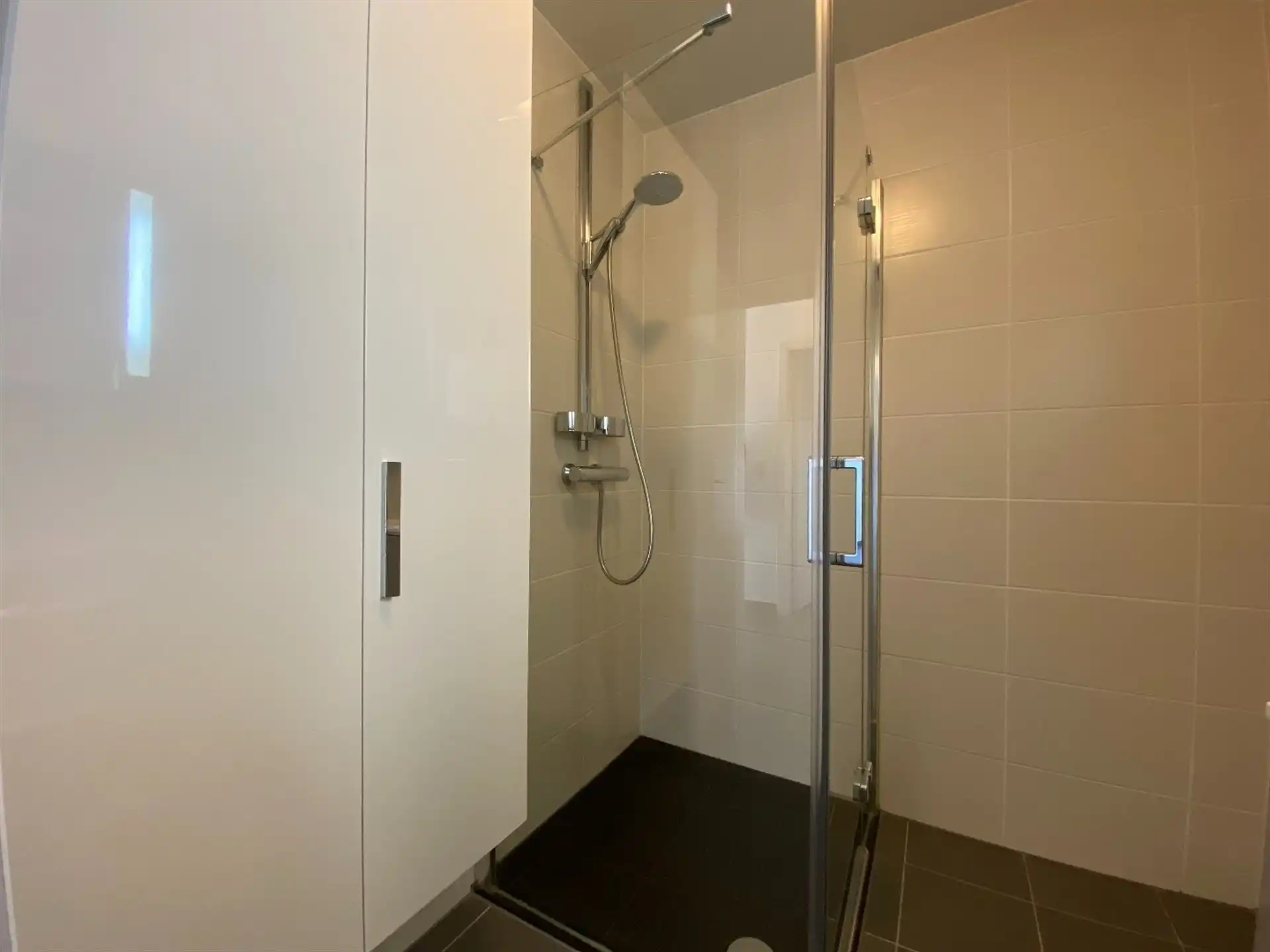 Instapklaar appartement met terras en garage. foto 25