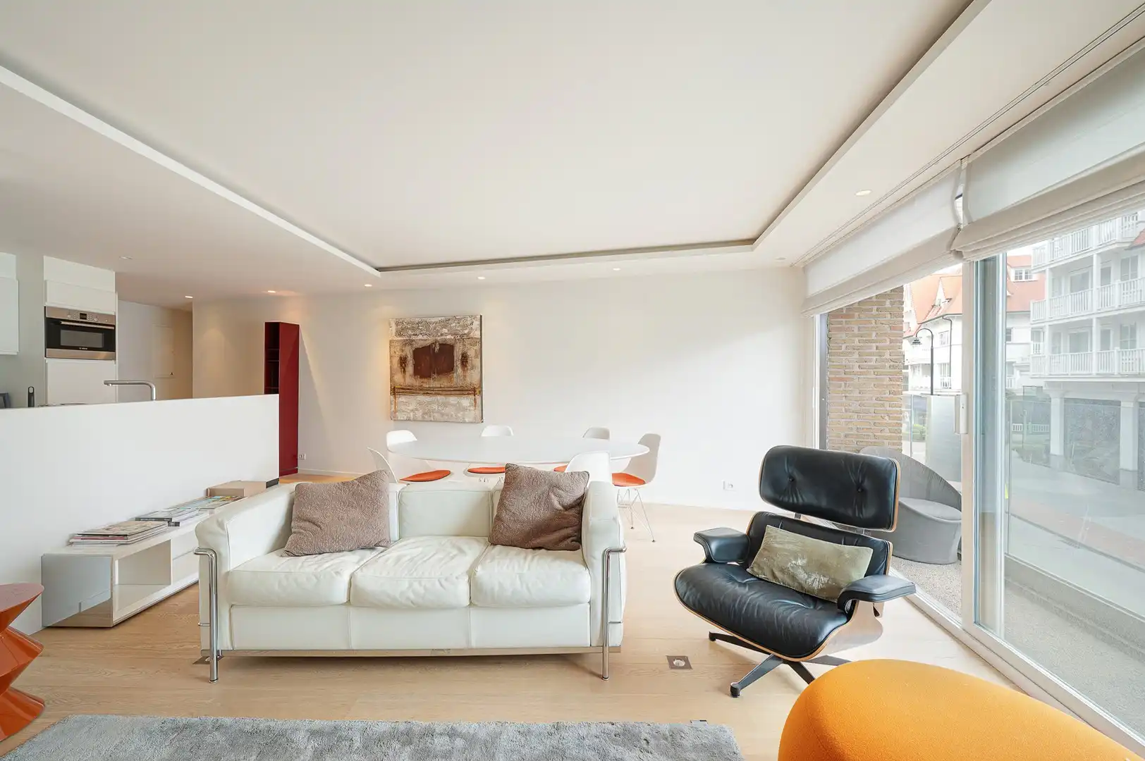Hedendaags appartement genietend van een open zicht, centraal gelegen op de Kustlaan in het Zoute. foto 9