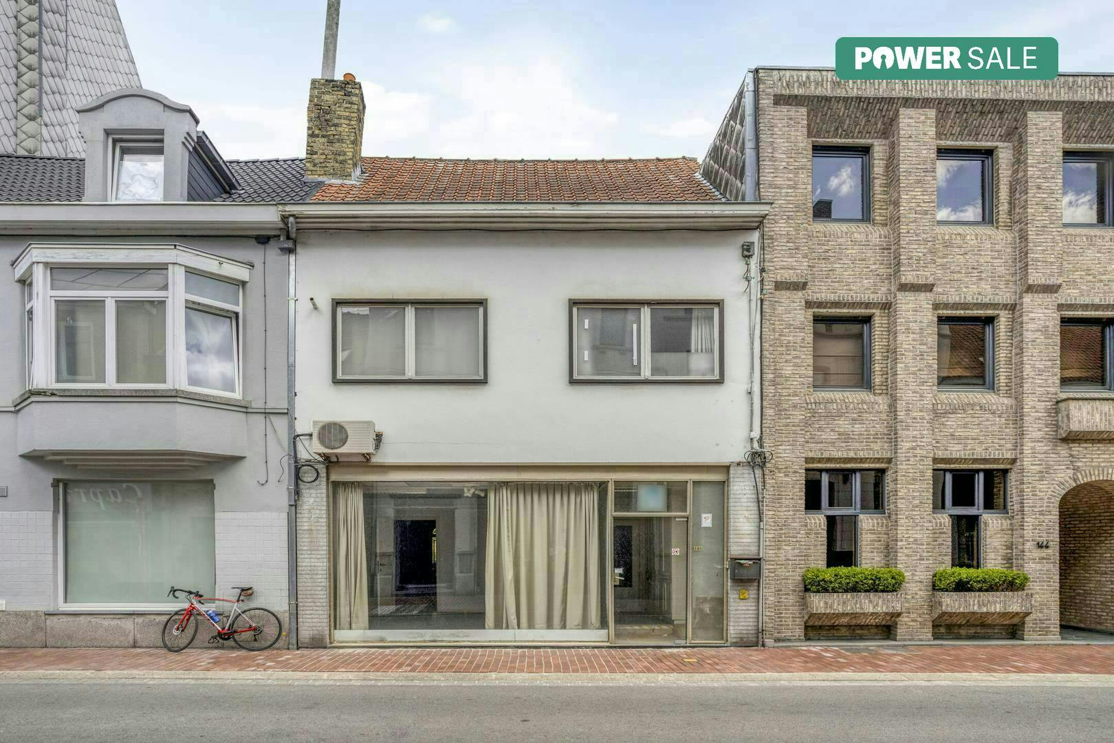 Huis met handelsruimte te koop in centrum Roeselare foto {{pictureIndex}}
